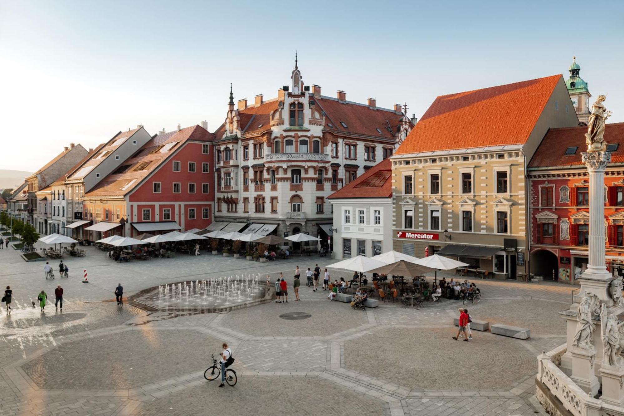 Main Square Apartments & Rooms Марібор Екстер'єр фото